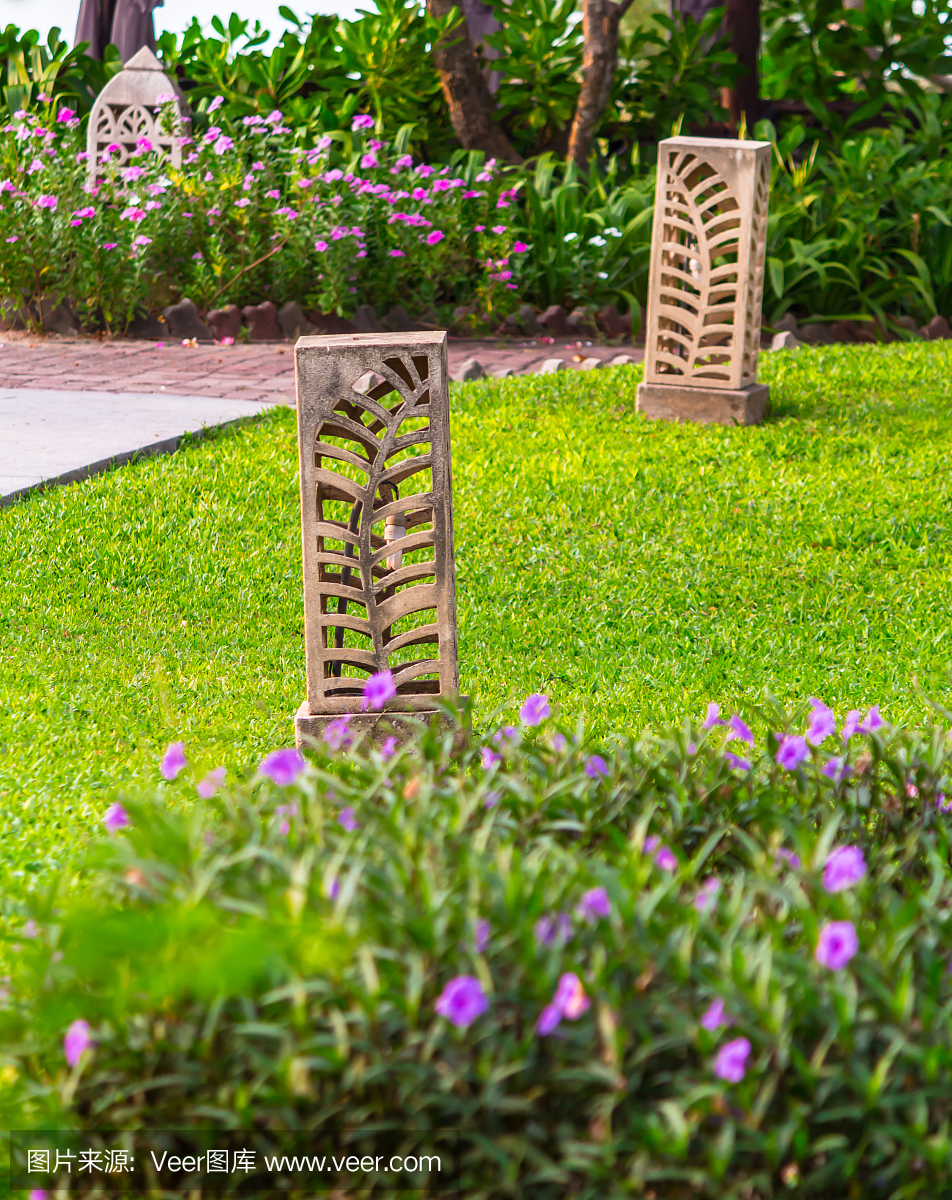 雕刻石燈裝飾園林。